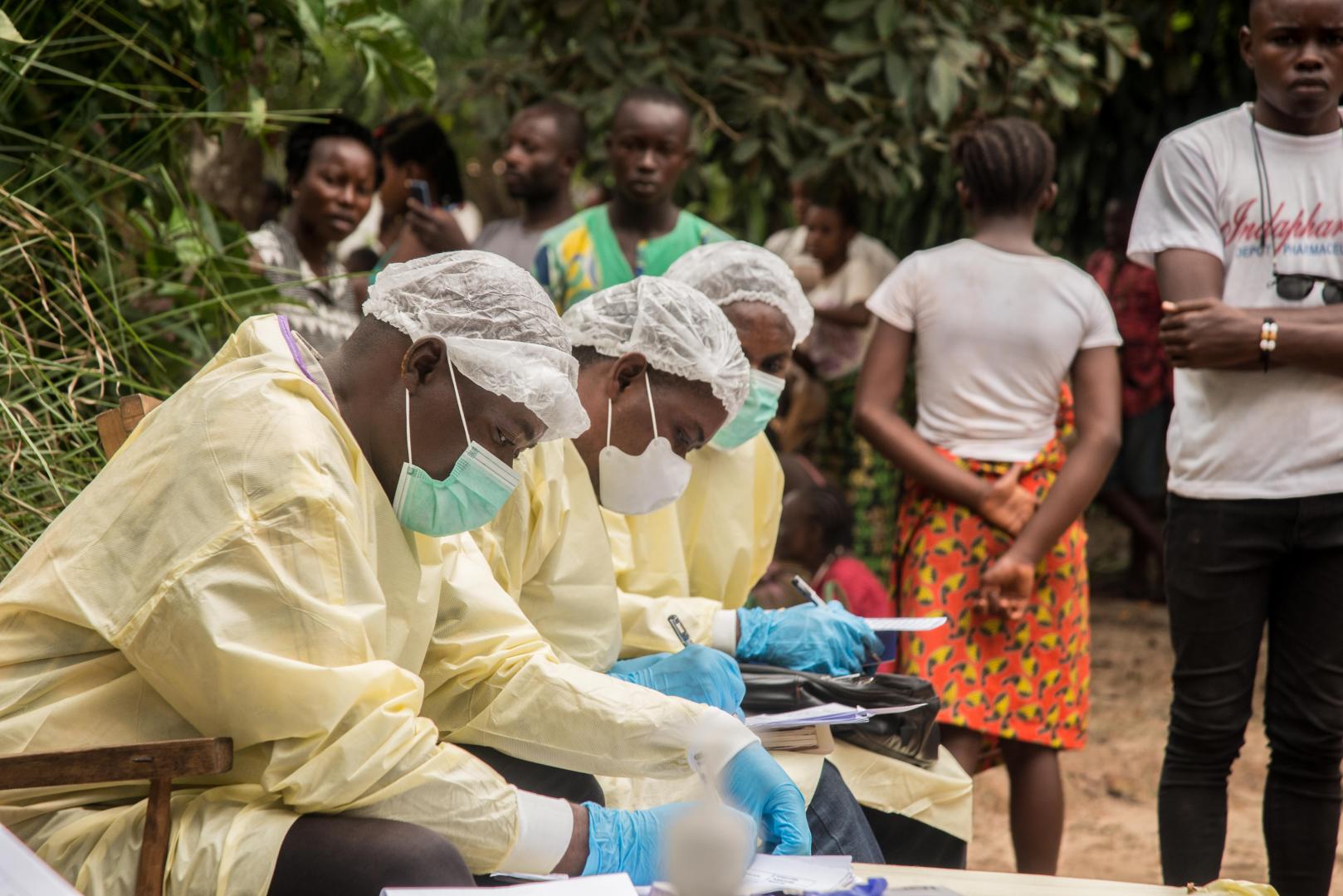 Tıp çalışanları, doğrulanmış bir Ebola vakasının keşfedilmesinden sonra, Kongo Demokratik Cumhuriyeti, Ekvator Eyaleti, Moto, Bikoro'da bir evi hazırlıyor ve dezenfekte ediyorlardı.